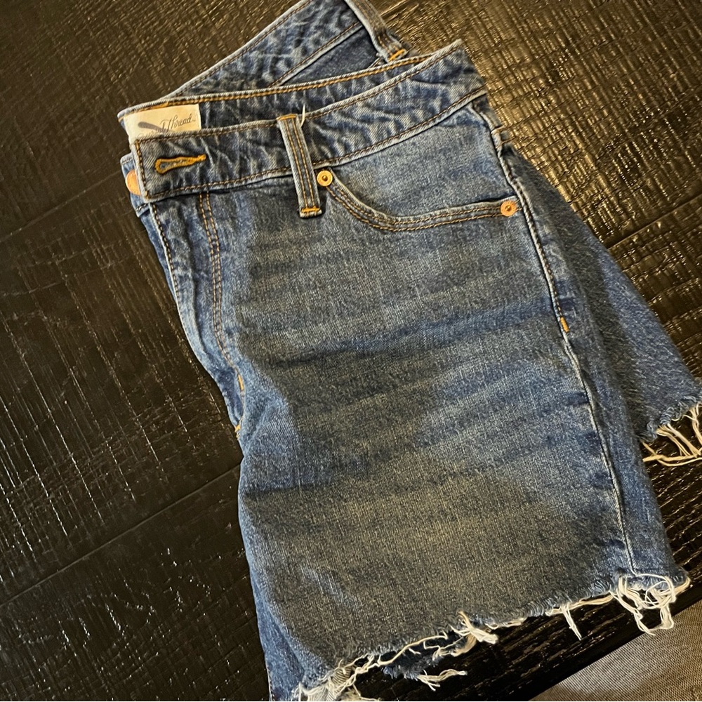 Super cute jean shorts just in time for spring & summer. Vintage Midi fit!
